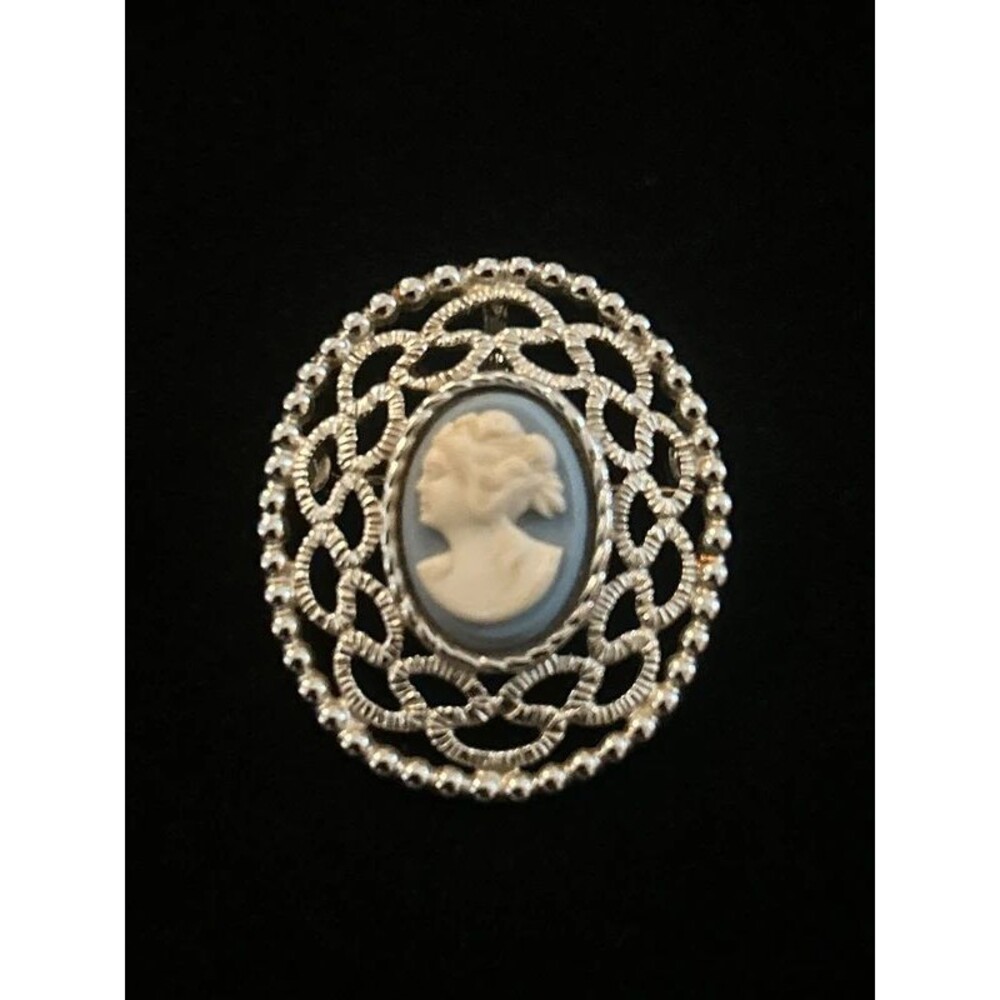 Vintage Sarah Coventry Cameo Brooch Pendant